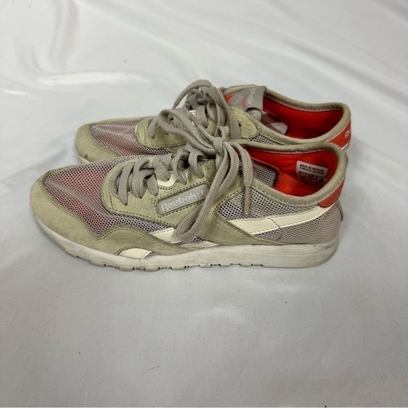 REEBOK Classic Sneakers in Size 7 - Picture 2 of 6